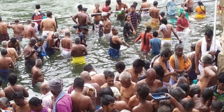 பாபநாசம் தாமிரபரணி நதியில் பல்லாயிரக்கணக்கான பக்தர்கள் புனித நீராடி முன்னோர்களுக்குத் தர்ப்பணம் கொடுத்து வழிபாடு.