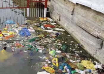 பழநி இடும்பன் குளத்தில் குவியும் கழிவுகளால் பக்தர்கள் அவதி  போலீஸ் பாதுகாப்பு கோரி கோரிக்கை.