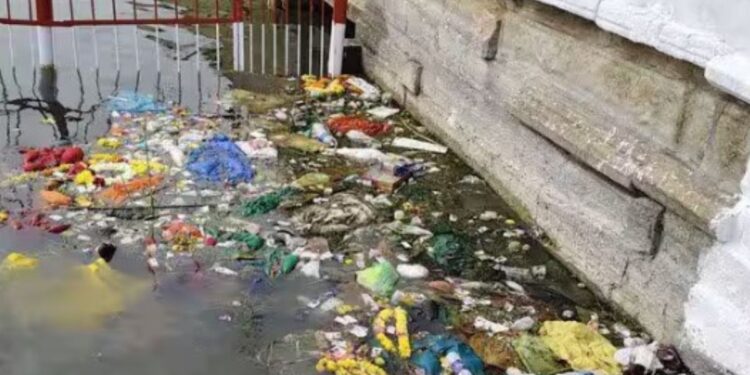 பழநி இடும்பன் குளத்தில் குவியும் கழிவுகளால் பக்தர்கள் அவதி  போலீஸ் பாதுகாப்பு கோரி கோரிக்கை.