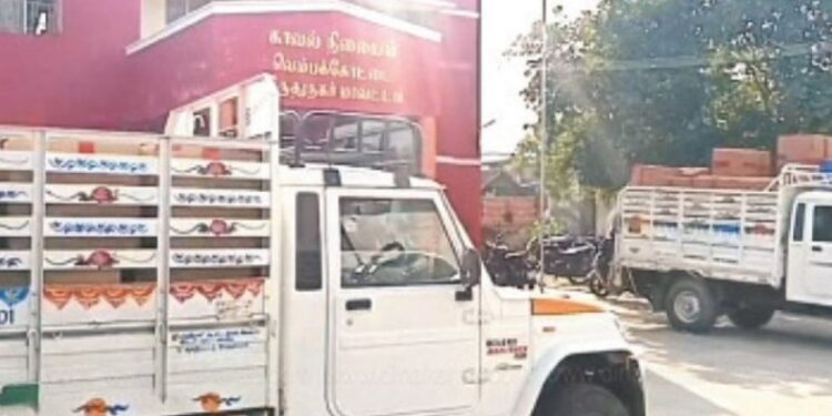 சாத்தூர் அருகே சீல் வைக்கப்பட்ட குடோனில் பட்டாசு திருட்டு 3 லோடு வேன்களுடன் 7 பேர் அதிரடி கைது