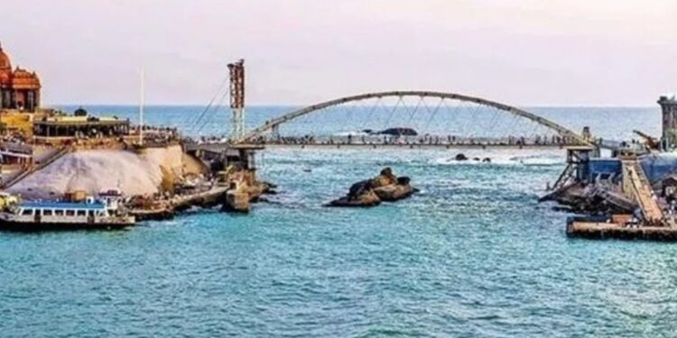 கன்னியாகுமரியின் புதிய சாதனை ஒரே ஆண்டில் 28.5 லட்சம் சுற்றுலாப் பயணிகளைக் கவர்ந்த கண்ணாடி இழைப்பாலம்!