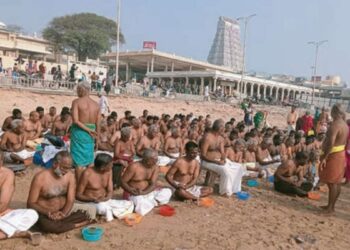 திருச்செந்தூர் கடலில் பல்லாயிரக்கணக்கானோர் புனித நீராடி முன்னோர்களுக்கு தர்ப்பணம் அளித்து வழிபாடு