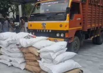 பெங்களூருவிலிருந்து வேனில் கடத்தி வரப்பட்ட அரை டன் குட்கா பறிமுதல் பல்லடம் அருகே திருப்பூர் டிரைவர் கைது