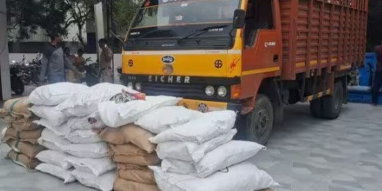 பெங்களூருவிலிருந்து வேனில் கடத்தி வரப்பட்ட அரை டன் குட்கா பறிமுதல் பல்லடம் அருகே திருப்பூர் டிரைவர் கைது