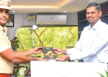 தூத்துக்குடி மாவட்டப் புதிய எஸ்.பி. சிலம்பரசன் மாவட்ட ஆட்சியர் இளம்பகவத் உடன் மரியாதை நிமித்தமான சந்திப்பு!