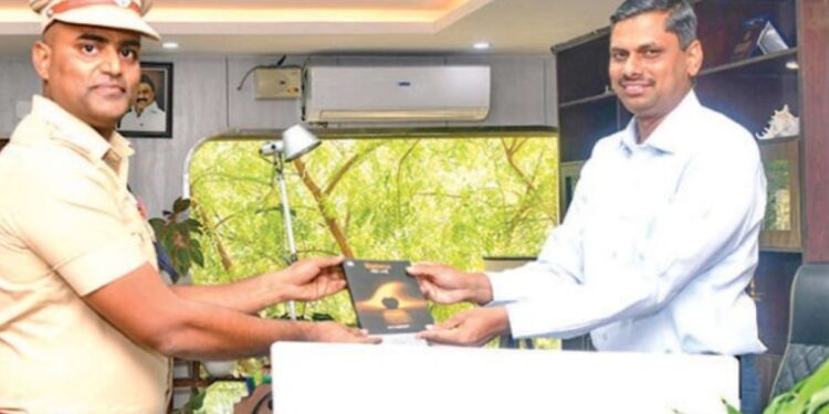 தூத்துக்குடி மாவட்டப் புதிய எஸ்.பி. சிலம்பரசன் மாவட்ட ஆட்சியர் இளம்பகவத் உடன் மரியாதை நிமித்தமான சந்திப்பு!