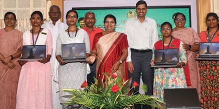 “வளையாத செங்கோல் ஆட்சி; உங்கள் கையில் உலகம்”: அமைச்சர் கீதா ஜீவன்!