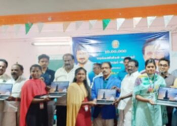 பரமக்குடி அரசு கல்லூரிகளில் விலையில்லா மடிக்கணினி எம்.எல்.ஏ. வழங்கிப் பெருமிதம்!