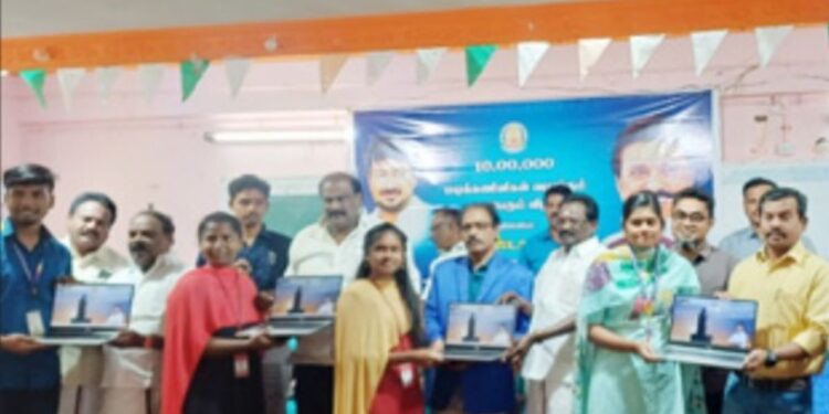 பரமக்குடி அரசு கல்லூரிகளில் விலையில்லா மடிக்கணினி எம்.எல்.ஏ. வழங்கிப் பெருமிதம்!