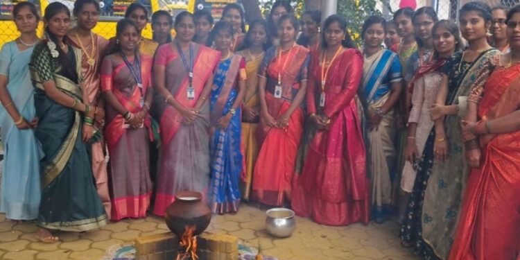 விவேகானந்தா மகளிர் கல்லூரியில் சங்கத்தமிழர் மரபுப்படி பொங்கல் விழா