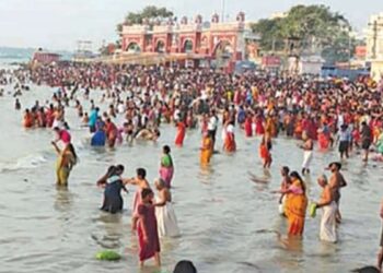 ராமேஸ்வரம் அக்னி தீர்த்தக் கடலில் லட்சக்கணக்கான பக்தர்கள் புனித நீராடி முன்னோர்களுக்கு தர்ப்பணம்