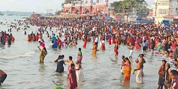 ராமேஸ்வரம் அக்னி தீர்த்தக் கடலில் லட்சக்கணக்கான பக்தர்கள் புனித நீராடி முன்னோர்களுக்கு தர்ப்பணம்