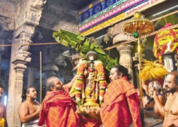 ஸ்ரீரங்கம் ரங்கநாதர் கோயிலில் நம்பெருமாள் ‘கைத்தல சேவை’ கோலாகலம் இன்று ராப்பத்து எட்டாம் திருநாள் உற்சவம்!
