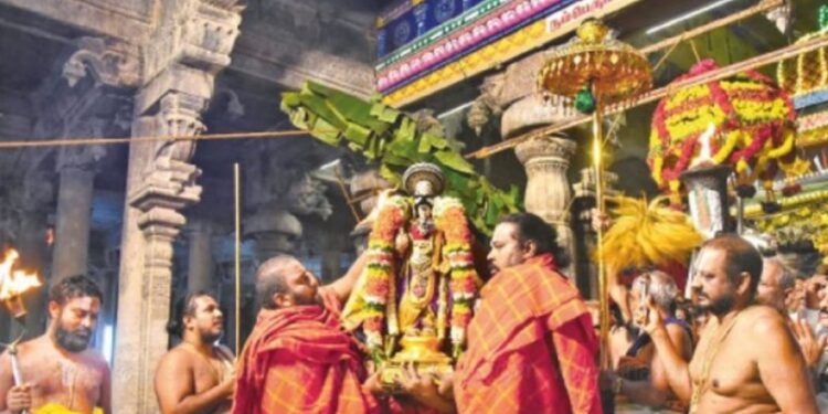 ஸ்ரீரங்கம் ரங்கநாதர் கோயிலில் நம்பெருமாள் ‘கைத்தல சேவை’ கோலாகலம் இன்று ராப்பத்து எட்டாம் திருநாள் உற்சவம்!