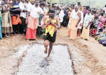 நத்தம் அருகே மணக்காட்டூரில் ஐயப்பன் கோயில் மண்டல பூஜை பூக்குழி இறங்கி நேர்த்திக்கடன்.