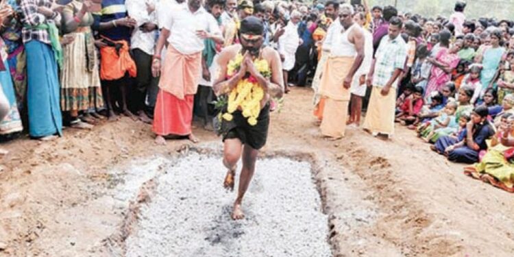 நத்தம் அருகே மணக்காட்டூரில் ஐயப்பன் கோயில் மண்டல பூஜை பூக்குழி இறங்கி நேர்த்திக்கடன்.