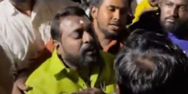 டிவி விவாதத்தில் அரங்கிற்கு வெளியே தம்பிமார்கள் மீது கொலைவெறித் தாக்குதல்