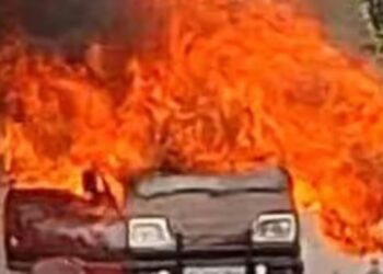 திண்டுக்கல் அருகே ஓடும் வேனில் பயங்கரத் தீ மகனுடன் கீழே குதித்து ஓட்டல் உரிமையாளர் உயிர் தப்பினார்!