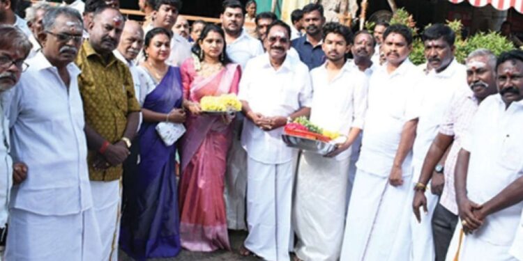 புத்தாண்டு தினத்தில் மதுரை மீனாட்சி அம்மன் கோவிலில் செல்லூர் ராஜூ குடும்பத்துடன் தரிசனம்