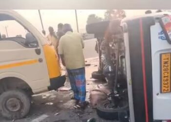 வேடசந்தூர் அருகே லாரி மோதி ஆம்புலன்ஸ் மற்றும் மினி வேன் கவிழ்ந்து விபத்து 10 பேர் படுகாயம்!