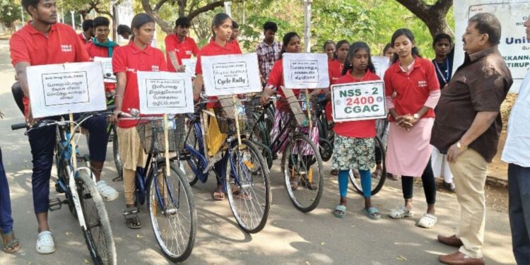 தாய்நாடு திரும்ப உதவி கோரி ஆட்சியரிடம் தஞ்சம்: மண்டபம் முகாம் இலங்கை அகதி பெண்ணின் உருக்கமான மனு