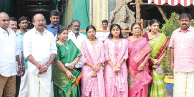 குடும்பத்துடன் மீனாட்சி அம்மனைத் தரிசித்த ராஜன் செல்லப்பா எம்.எல்.ஏ – அதிமுக வெற்றியடையச் சிறப்பு வழிபாடு.