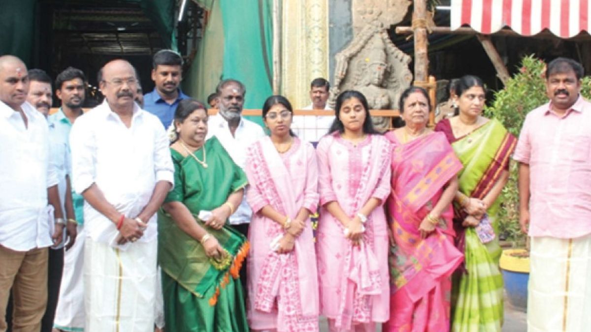 குடும்பத்துடன் மீனாட்சி அம்மனைத் தரிசித்த ராஜன் செல்லப்பா எம்.எல்.ஏ – அதிமுக வெற்றியடையச் சிறப்பு வழிபாடு.