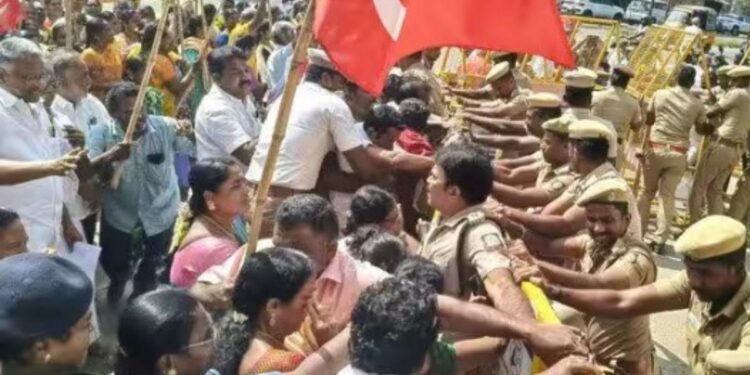 பட்டா கோரி தேனி கலெக்டர் அலுவலகத்தில் குடியேறும் போராட்டம் போலீசாருடன் தள்ளுமுள்ளு