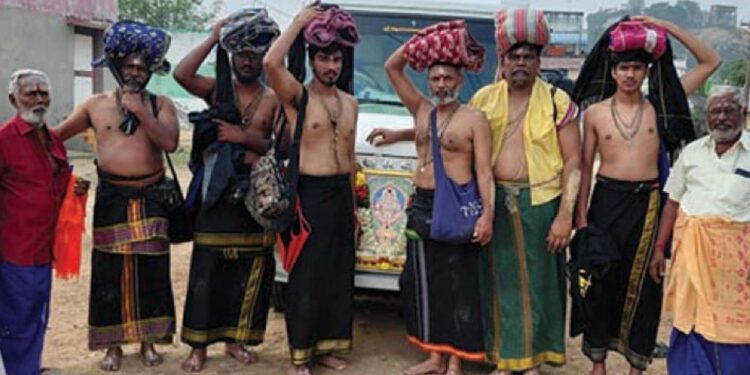 மலேசிய ஐயப்ப பக்தர்கள் விராலிமலையில் இருமுடி கட்டி சபரிமலைக்குப் பயணம்.