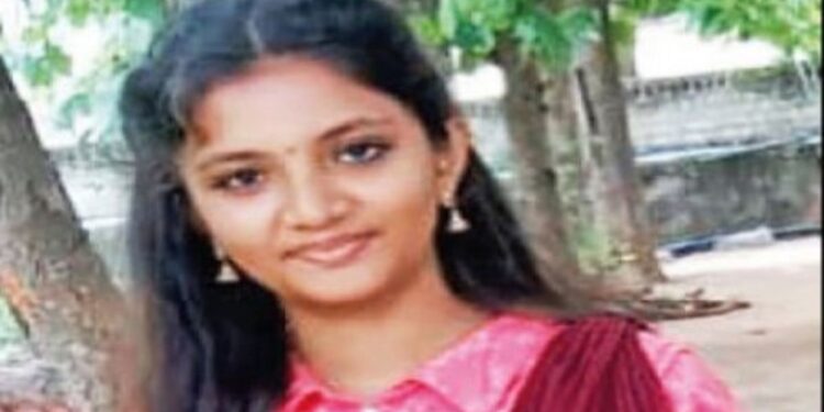 சேலத்தில் திருமணமானவருடன் காதல் வயப்பட்டதால் வளர்ப்புத் தந்தையே கொலை செய்த திடுக்கிடும் பின்னணி!