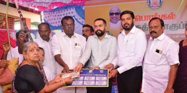 நாகையில் 2.19 லட்சம் குடும்பங்களுக்குப் பொங்கல் பரிசு தொகுப்பினை வழங்கினார் கலெக்டர் ப.ஆகாஷ்!