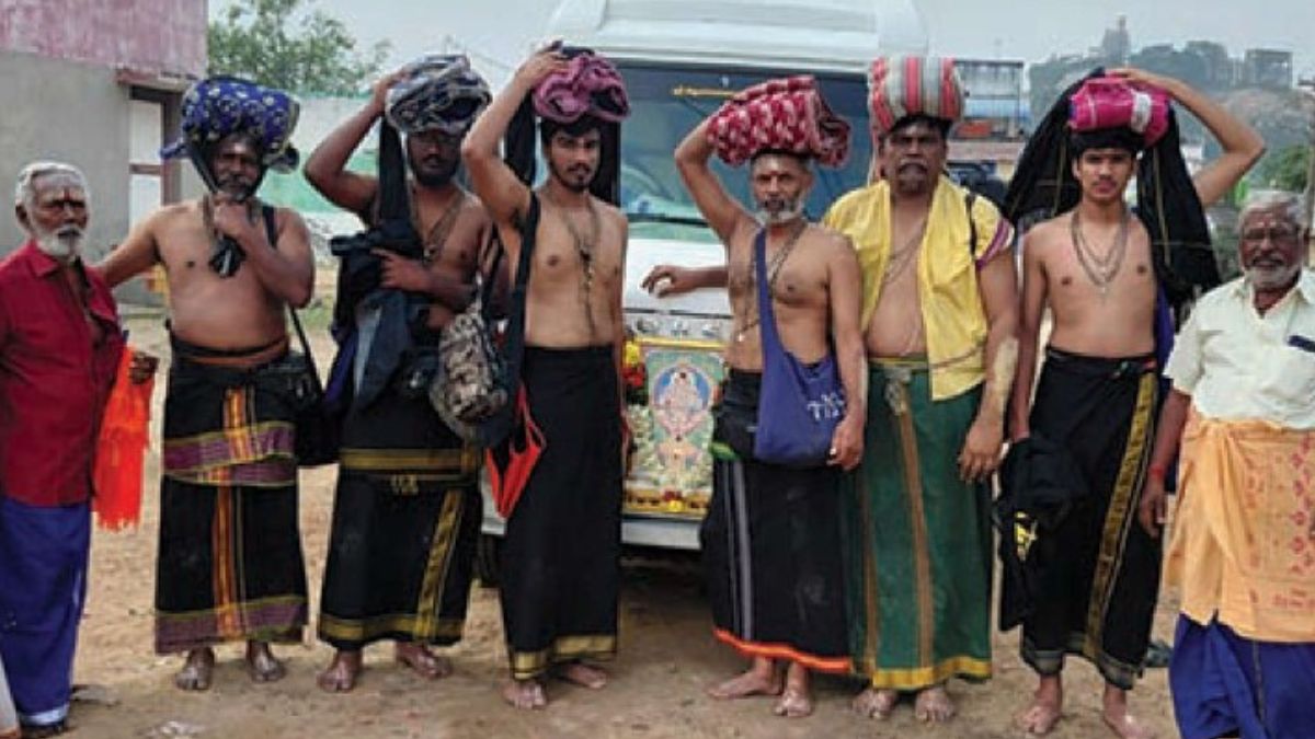 மலேசிய ஐயப்ப பக்தர்கள் விராலிமலையில் இருமுடி கட்டி சபரிமலைக்குப் பயணம்.
