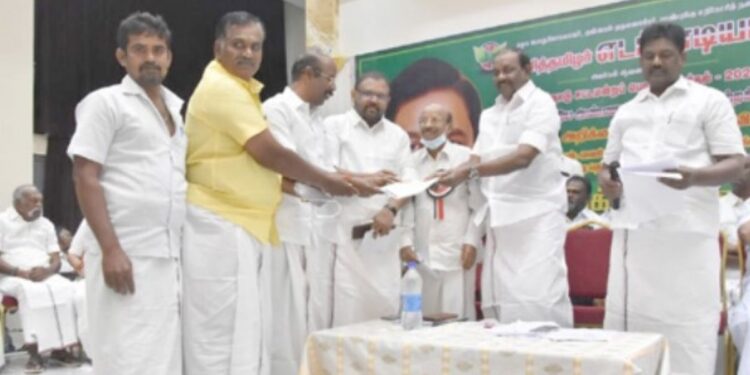 அ.தி.மு.க. தேர்தல் அறிக்கையில் அருப்புக்கோட்டை கோரிக்கைகள் நத்தம் விசுவநாதனிடம் மனு!