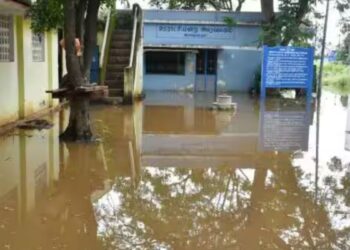 தென்காசியில் கொட்டித் தீர்த்த கனமழை சிவகிரி ராமநாதபுரத்தில் குடியிருப்புப் பகுதிகளைச் சூழ்ந்த வெள்ளநீர்