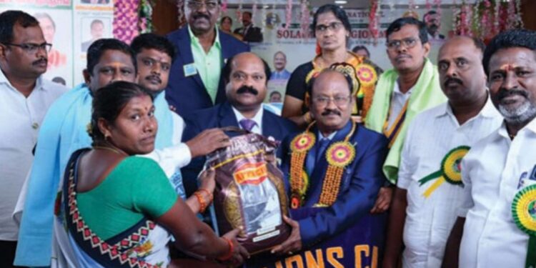 பரமக்குடியில் லயன்ஸ் சங்கத்தின் பிரம்மாண்ட மண்டல மாநாடு: பசுமை காவலர் விருதுகள் வழங்கி சாதனையாளர்களுக்கு கௌரவம்