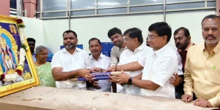 பழனி மலைக்கோயிலில் ‘ராஜ அலங்கார’ முருகன் திருவுருவம் தாங்கிய 2026 புத்தாண்டு நாட்காட்டி வெளியீடு