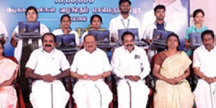 “உலகம் உங்கள் கையில்” திட்டத்தில் மருத்துவக் கல்லூரி மாணவர்களுக்கு மடிக்கணினி விநியோகம்!