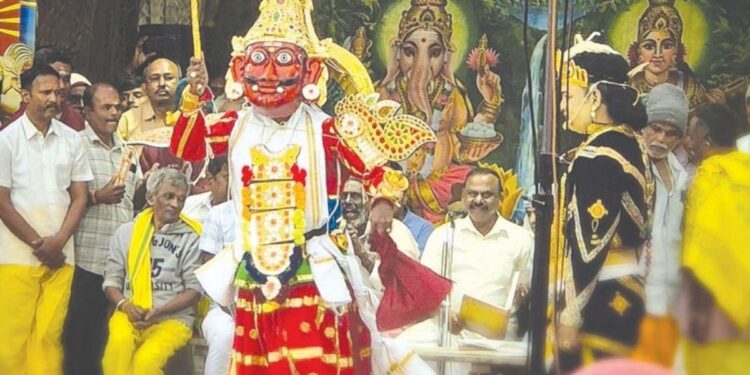 வைரஸ் நோய்களை விரட்டும் விசித்திர வழிபாடு: விடிய விடிய பிரகலாதன் சரித்திர இரணிய நாடகம்