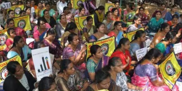 மாசடைந்த குடிநீர்: தேவாரம் பொட்டிப்புரம் இந்திரா காலனி அதிகாரிகள் மெத்தனத்தால் ஊர் காலி!