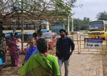 ரூ.72 லட்சத்தில் சாத்தப்பர் ஊரணி புனரமைப்பு பணிகள் முடிவதற்குள் ஆக்கிரமிக்கும் வாகனங்கள்