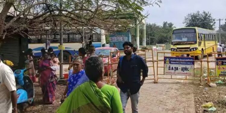 ரூ.72 லட்சத்தில் சாத்தப்பர் ஊரணி புனரமைப்பு பணிகள் முடிவதற்குள் ஆக்கிரமிக்கும் வாகனங்கள்