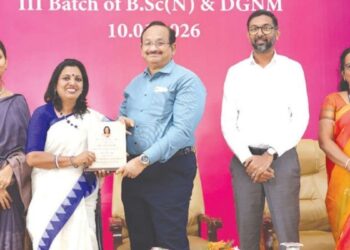 சேவை மனப்பான்மையுடன் செவிலியப் பணியைத் தொடர உறுதி: கோவை ராயல் கேர் கல்லூரியில் விளக்கேற்றும் விழா கோலாகலம்