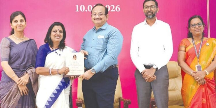 சேவை மனப்பான்மையுடன் செவிலியப் பணியைத் தொடர உறுதி: கோவை ராயல் கேர் கல்லூரியில் விளக்கேற்றும் விழா கோலாகலம்