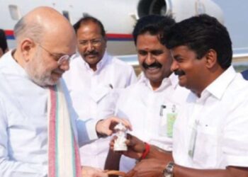 திருச்சி வருகை தந்த அமித்ஷா முன்னாள் அமைச்சர் சி.விஜயபாஸ்கர் எம்.எல்.ஏ. மலர்க்கொத்து கொடுத்து வரவேற்பு!