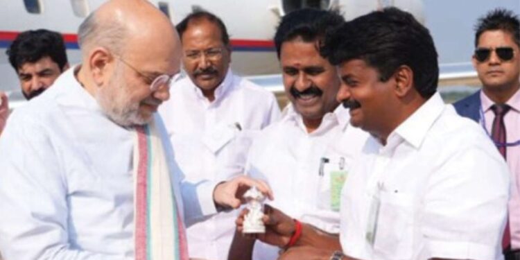 திருச்சி வருகை தந்த அமித்ஷா முன்னாள் அமைச்சர் சி.விஜயபாஸ்கர் எம்.எல்.ஏ. மலர்க்கொத்து கொடுத்து வரவேற்பு!