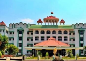 நீதித்துறை மீது தாக்குதல் நடத்துகிறதா திமுக அரசு? உயர்நீதிமன்ற நீதிபதியை விமர்சிக்கும் புத்தக விவகாரத்தில் சர்ச்சை!