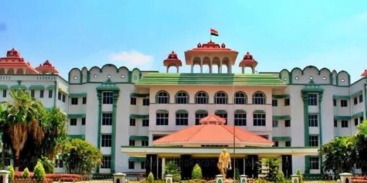 நீதித்துறை மீது தாக்குதல் நடத்துகிறதா திமுக அரசு? உயர்நீதிமன்ற நீதிபதியை விமர்சிக்கும் புத்தக விவகாரத்தில் சர்ச்சை!