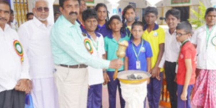 அருப்புக்கோட்டை கிரீன் விஸ்டம் பள்ளியில் 12-வது ஆண்டு விளையாட்டு விழா மாணவர்களுக்குப் பரிசுகள்!