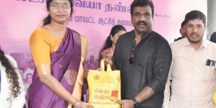 நீலகிரியில் சுற்றுச்சூழல் பாதுகாப்புடன் பொங்கல் திருவிழா பொங்கல் வழங்கி கலெக்டர் அசத்தல்!