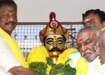 வீரபாண்டிய கட்டபொம்மன் 267-வது பிறந்த நாள் போடியில் முன்னாள் முதல்வர் ஓ.பி.எஸ் மாலை அணிவித்து மரியாதை!